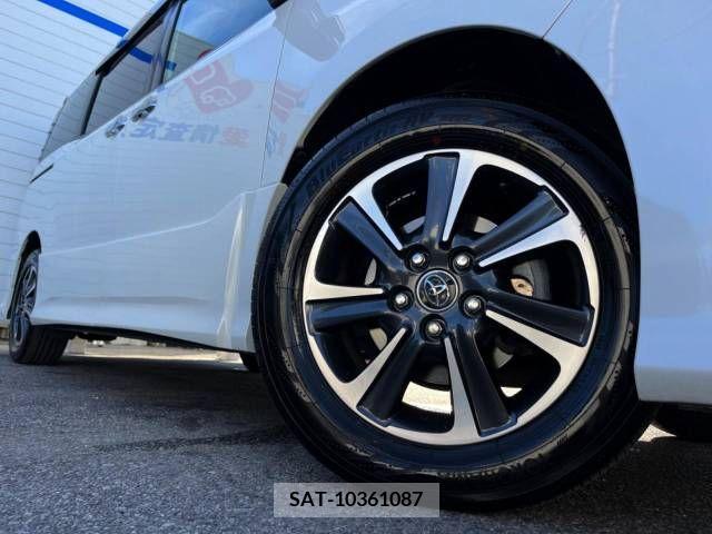 Toyota VOXY 2018-03 370440-14