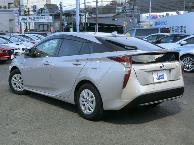 Toyota PRIUS 2018-02 182604-2