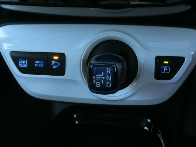 Toyota PRIUS 2018-02 182604-13