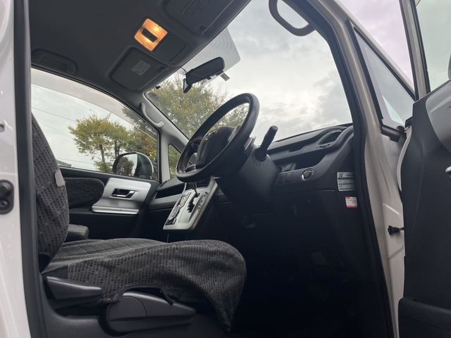 Toyota VOXY 2011-09 195535-9