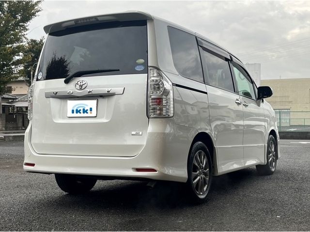Toyota VOXY 2011-09 195535-1
