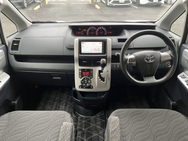 Toyota VOXY 2011-09 195535-10