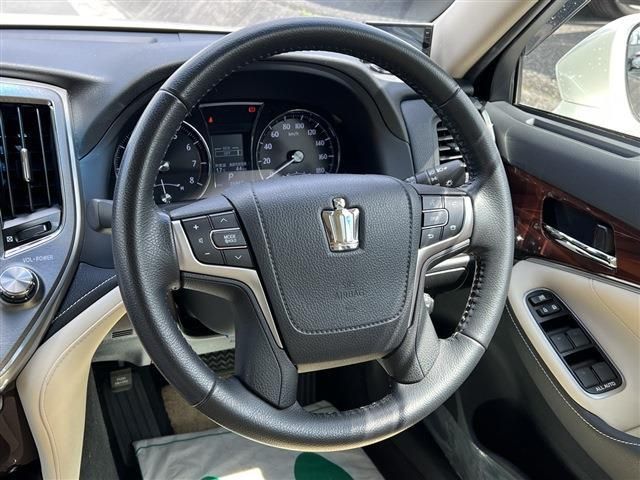 Toyota CROWN SEDAN 2013-04 1004-11