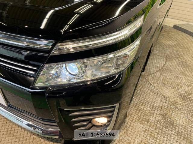Toyota VOXY 2015-02 330652-13