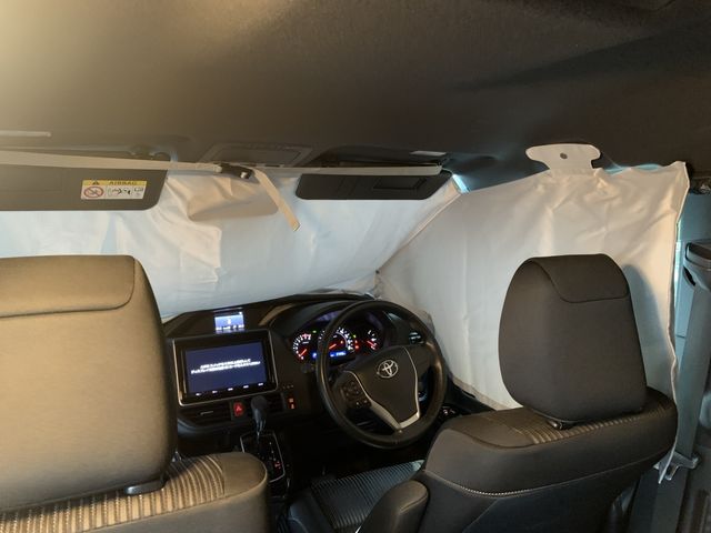 Toyota VOXY 2017-07 193964-28