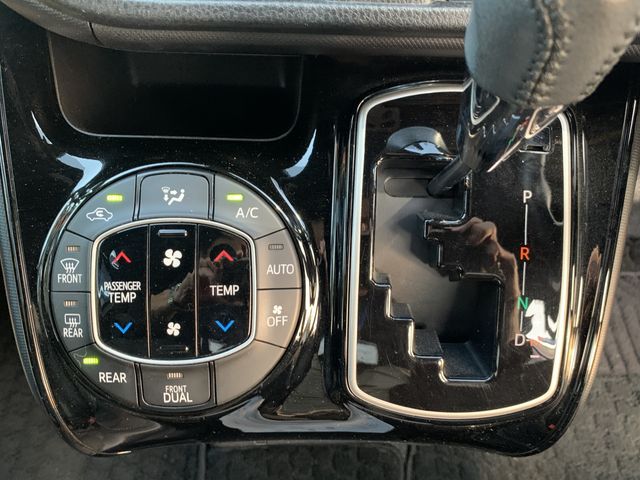 Toyota VOXY 2017-07 193964-12