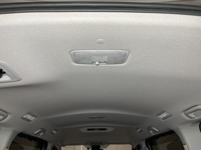 Toyota VOXY 2018-08 24783-7