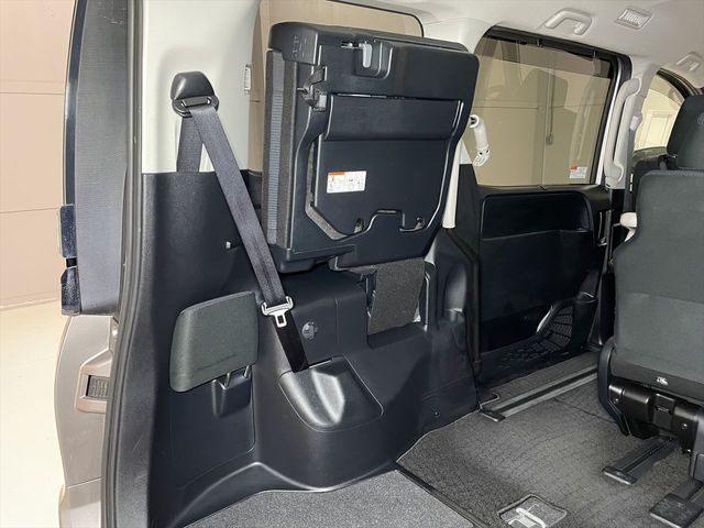 Toyota VOXY 2018-08 24783-5