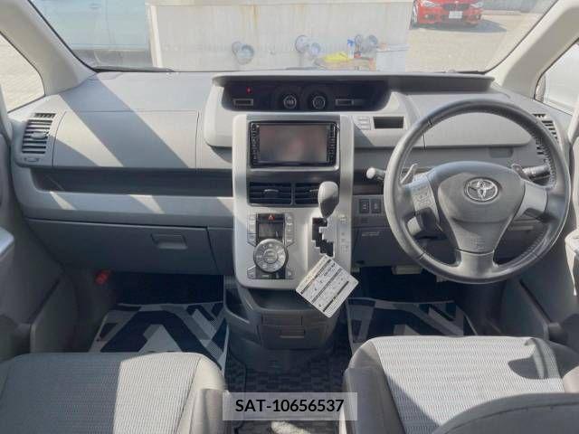 Toyota VOXY 2009-09 255677-1