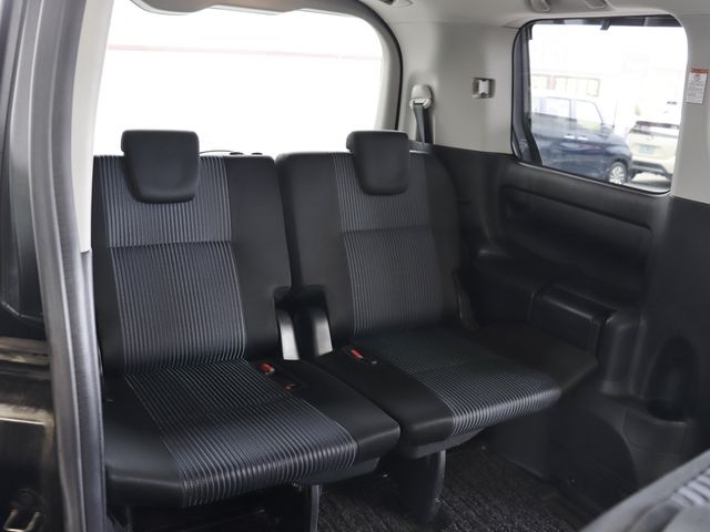 Toyota VOXY 2017-01 9562-16