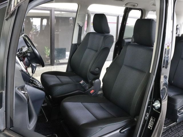 Toyota VOXY 2017-01 9562-14