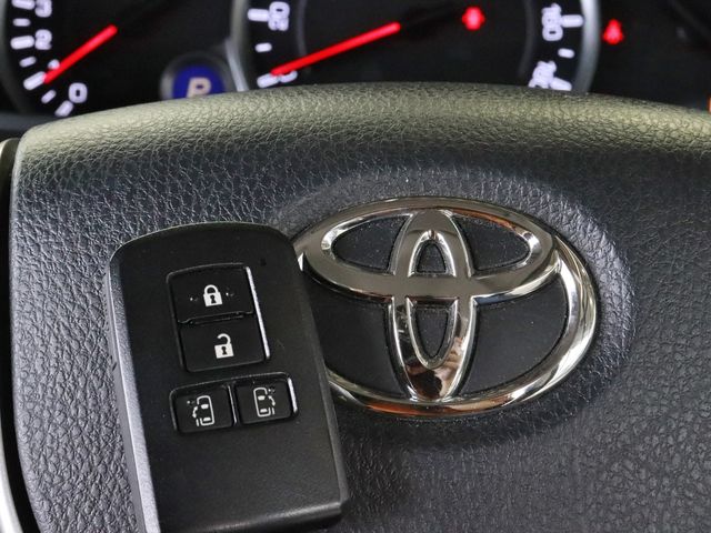 Toyota VOXY 2017-01 9562-18