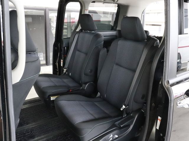 Toyota VOXY 2017-01 9562-15