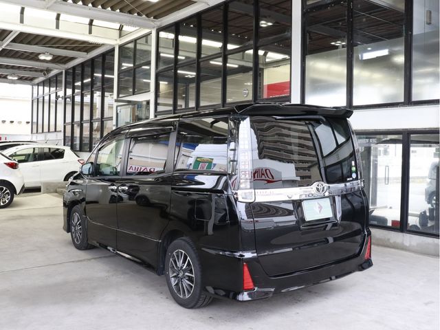Toyota VOXY 2017-01 9562-4