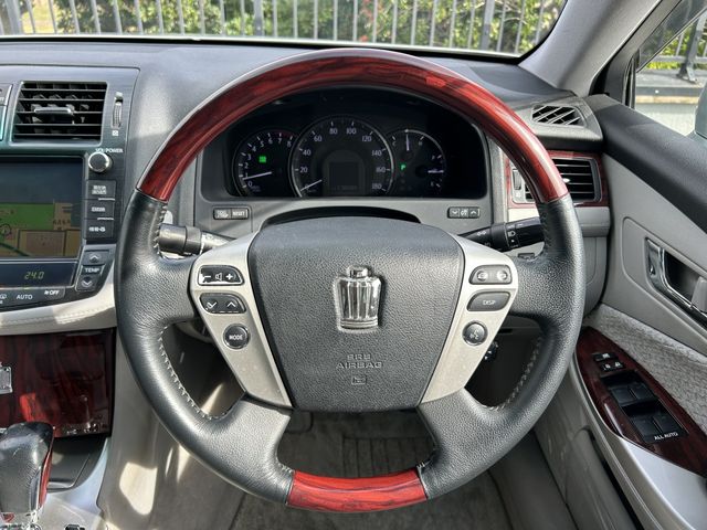 Toyota CROWN SEDAN 2010-11 186015-7