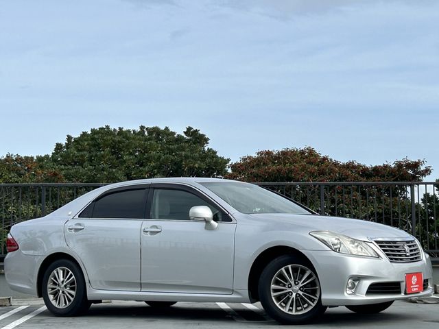 Toyota CROWN SEDAN 2010-11 186015-4
