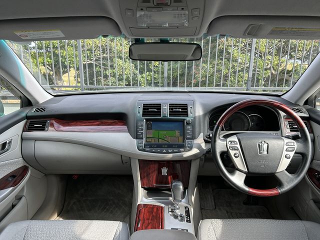 Toyota CROWN SEDAN 2010-11 186015-1