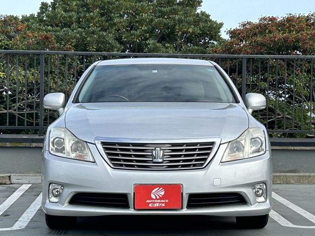 Toyota CROWN SEDAN 2010-11 186015-3