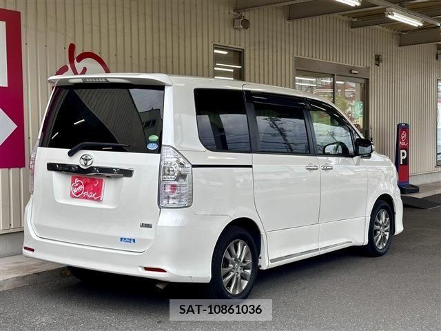 Toyota VOXY 2012-07 321334-1