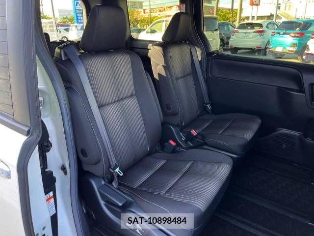 Toyota VOXY 2018-03 332169-9