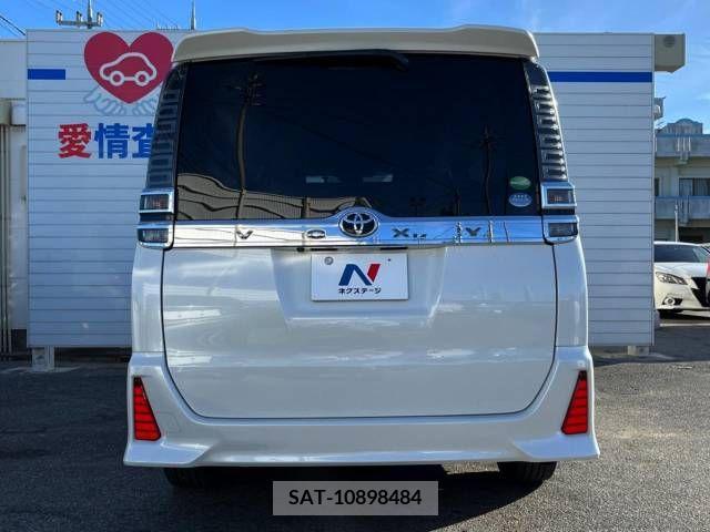 Toyota VOXY 2018-03 332169-16