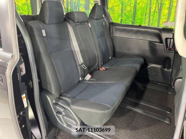 Toyota VOXY 2019-05 321646-9