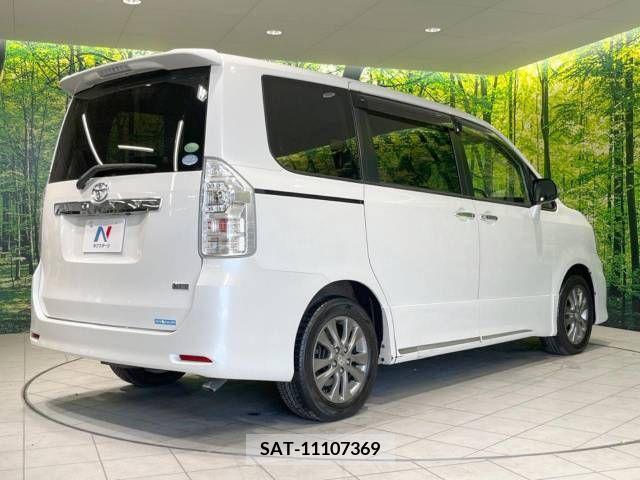 Toyota VOXY 2013-08 321351-18