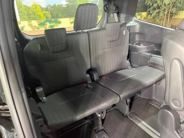 Toyota VOXY 2023-04 194446-11
