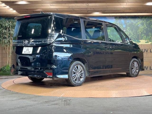 Toyota VOXY 2023-04 194446-17