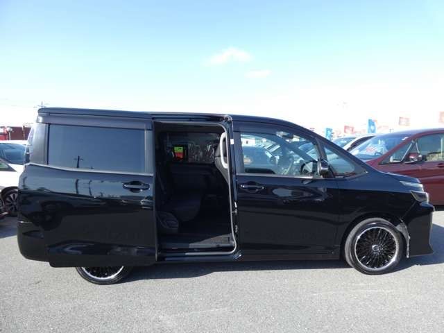 Toyota VOXY 2014-01 181503-5