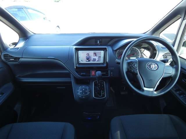 Toyota VOXY 2014-01 181503-1