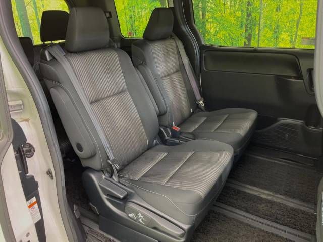 Toyota VOXY HYBRID 2018-04 11071-10
