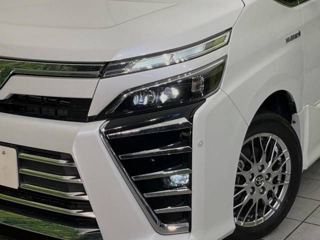 Toyota VOXY HYBRID 2018-04 11071-13