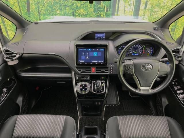 Toyota VOXY HYBRID 2018-04 11071-1
