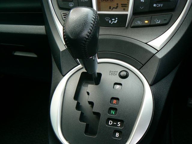 Toyota RACTIS 2011-01 1308-9