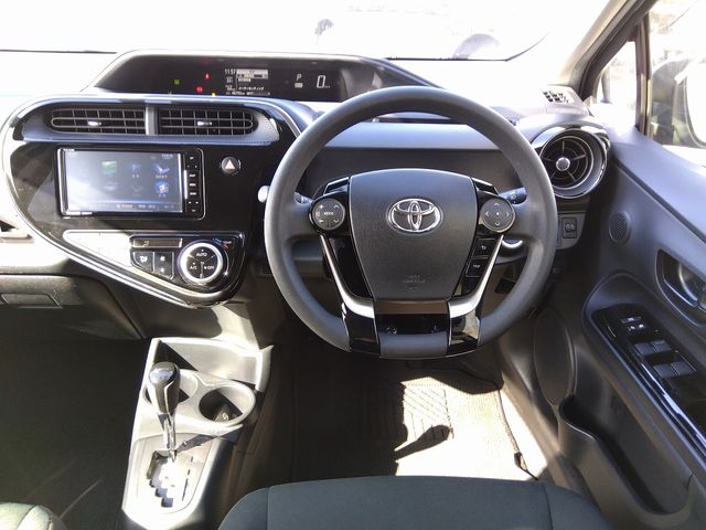 Toyota AQUA 2018-05 187262-3