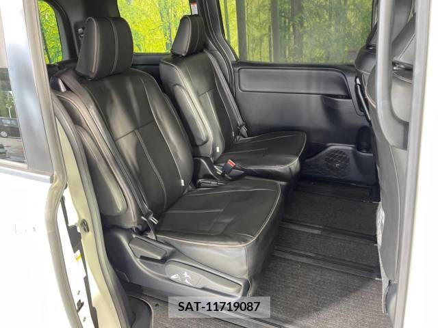 Toyota NOAH HYBRID 2019-10 322858-9