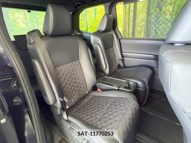 Toyota VOXY 2023-03 313581-9