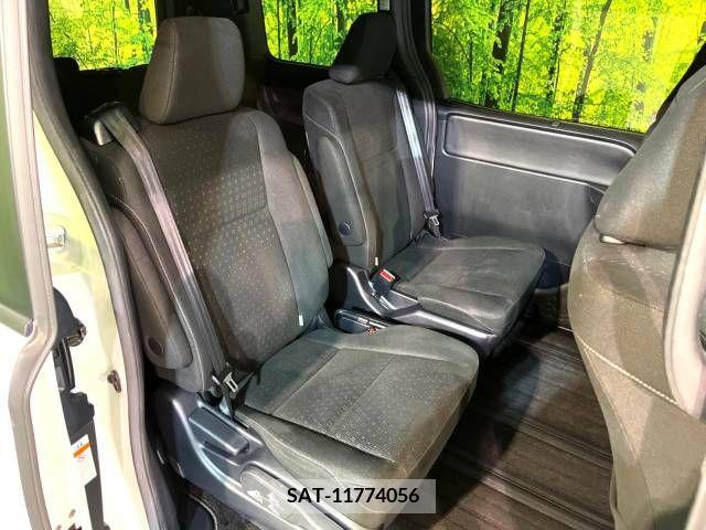 Toyota VOXY 2017-08 233317-8