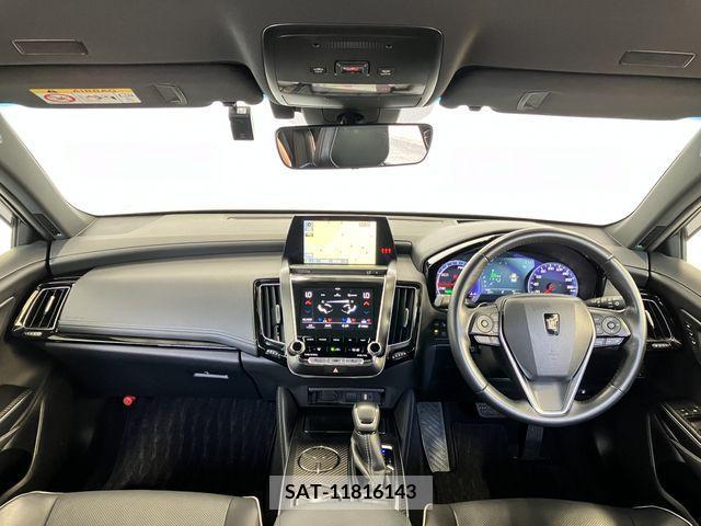 Toyota CROWN SEDAN 2019-04 300617-1