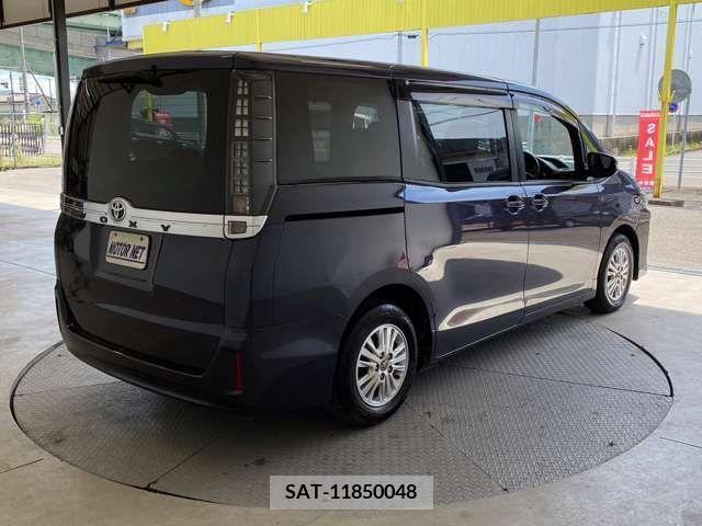Toyota VOXY 2014-06 370442-19