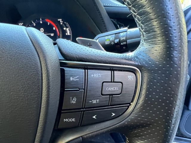 Lexus LS 2018-01 467-24