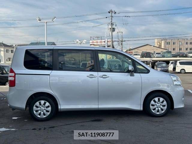 Toyota NOAH 2013-08 365153-17