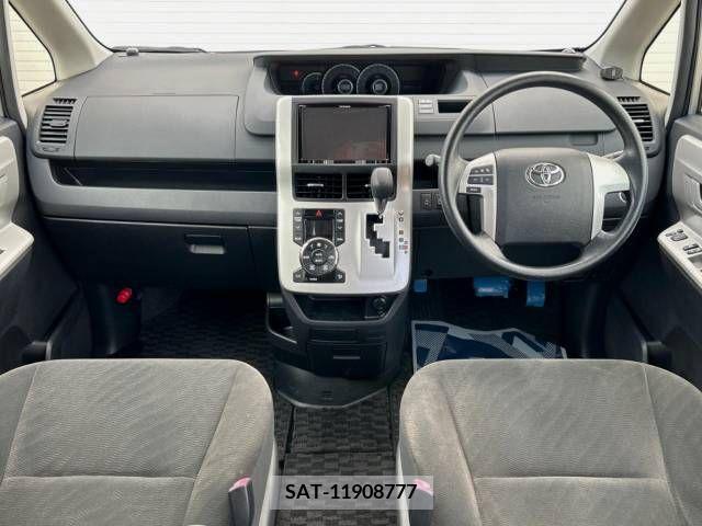 Toyota NOAH 2013-08 365153-1