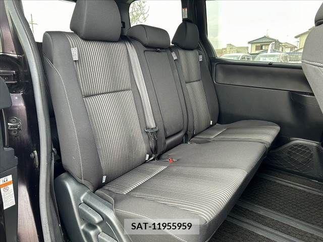 Toyota VOXY 2019-06 370277-18