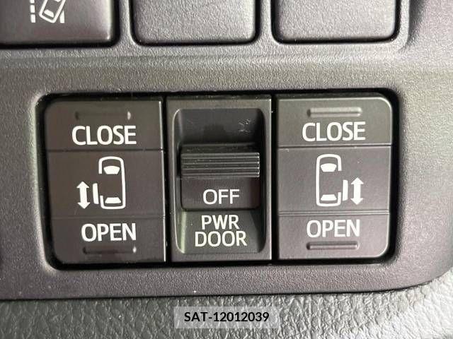 Toyota VOXY 2018-05 338793-6