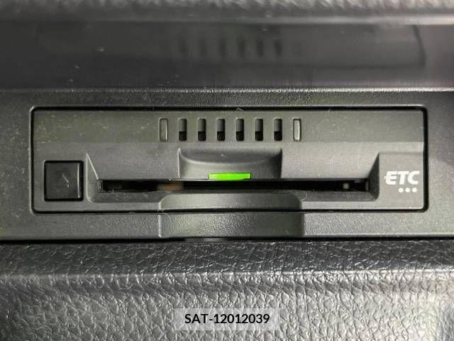 Toyota VOXY 2018-05 338793-5