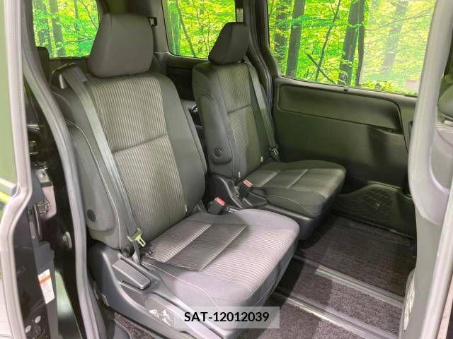 Toyota VOXY 2018-05 338793-9