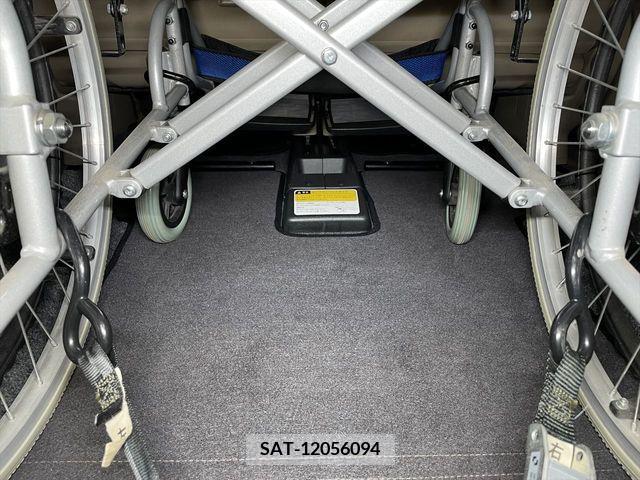 Toyota SIENTA 2011-10 285083-13