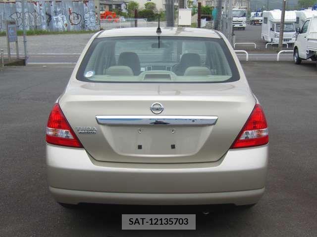Nissan LATIO 2011-03 275028-3